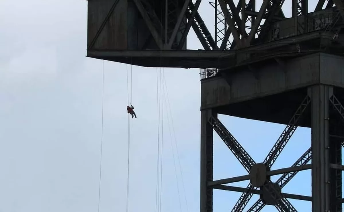 Rev Pamela Gordon abseils from Finnieston Crane.