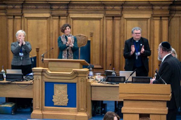 The General Assembly applauding after the Rabbi's speech