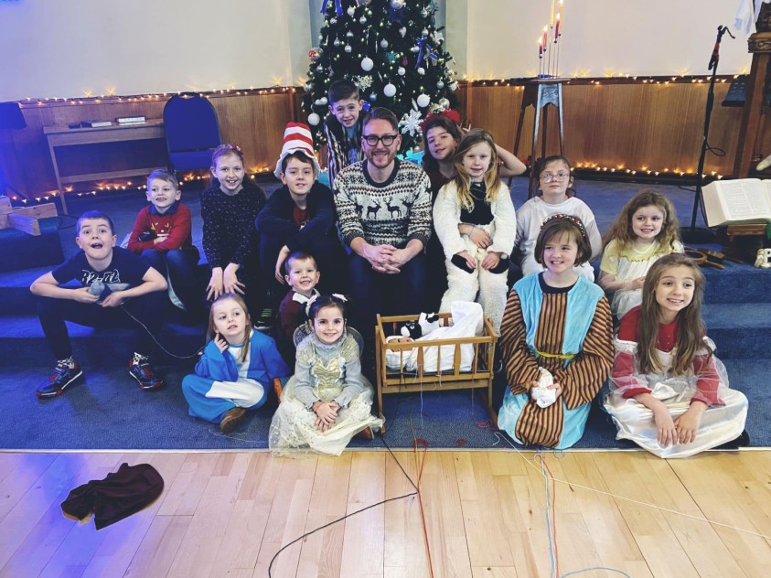 Rev George Sneddon with the wee disciples-sunday club-christmas 2022