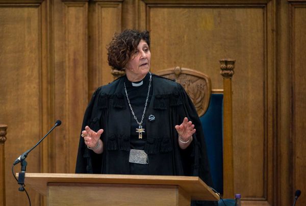 Sally Foster-Fulton leads opening worship on the final day of the General Assembly