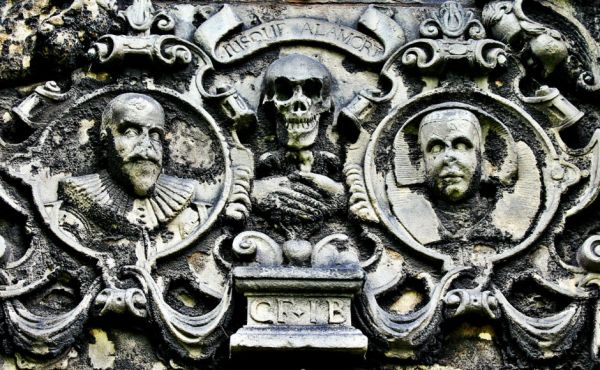 Skull and crossbones on a monument in Greyfriars Kirkyard