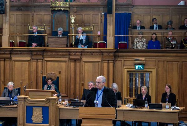 Very Rev Dr Iain Greenshields reads the reply to the King's letter to the General Assembly