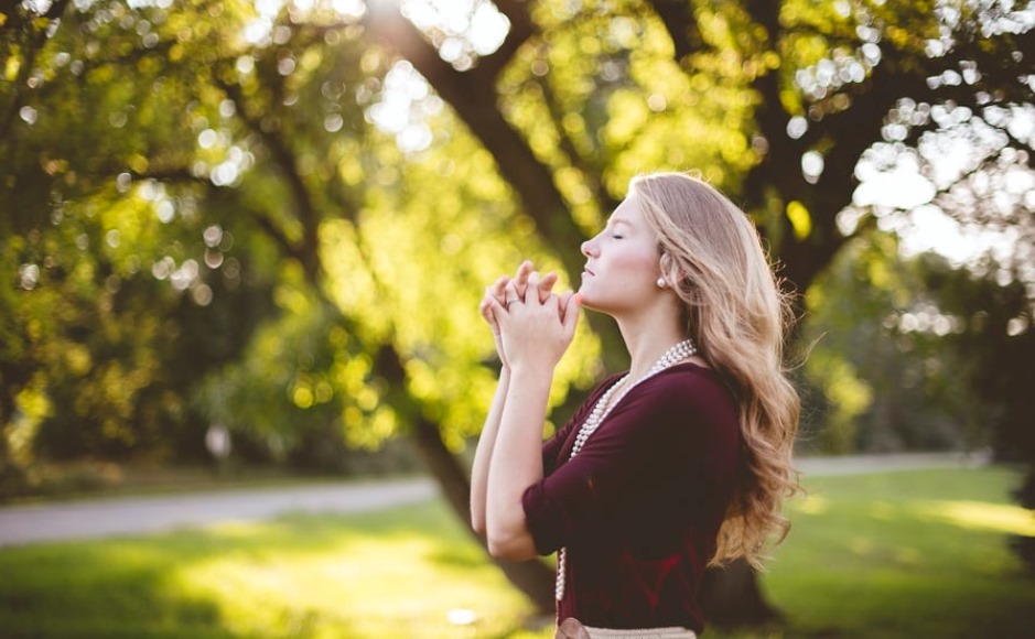 Praying woman 