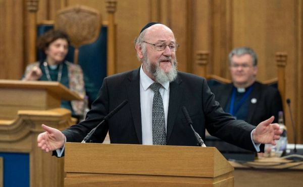 Chief Rabbi Ephraim Mirvis speaking at the General Assembly