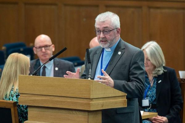 Rev Thom Riddell addresses the General Assembly.