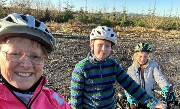 Church of Scotland minister and breast cancer survivor Julie Moody is taking part in Swimathon this April to raise funds for Cancer Research UK and Marie Curie.