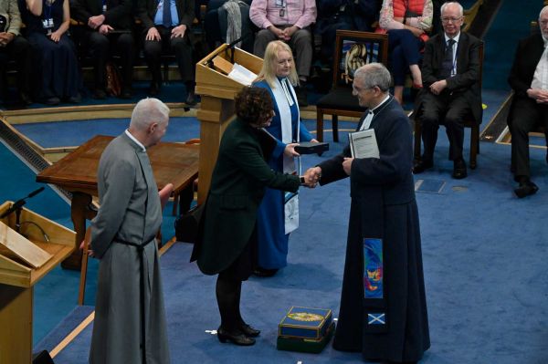 Former Moderator Very Rev Dr Iain Greenshields shakes hands with new Moderator Rt Rev Sally Foster-Fulton